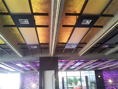 גופי תאורה בתקרה באולם אירועים בתל אביב