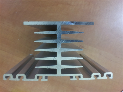 פרופיל קרור HEAT SINK גובה כללי: 60.60 מ'מ רוחב בסיס תחתון: 114.7 מ'מ רוחב עליון: 69.60 מ'מ. גובה שיניים: 27 מ'מ 