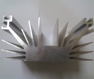 פרופיל קירור heat sink. מידות: רוחב – 150 ממ, גובה – 70 ממ