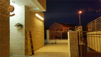 פס דין מאיר את כל החצר
